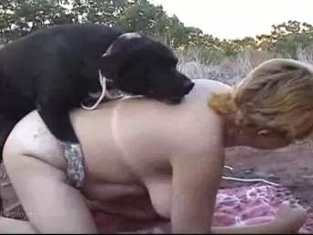 Coroa casada gordinha gostosa dando pro cachorro