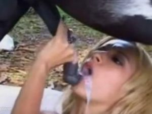Loira brasileira pagando boquete pro cavalo pirocudo