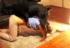 Mulher e marido safado gostoso metendo no cachorro e gozando